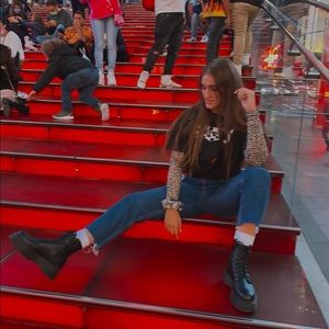 Meet your Posher, Lara